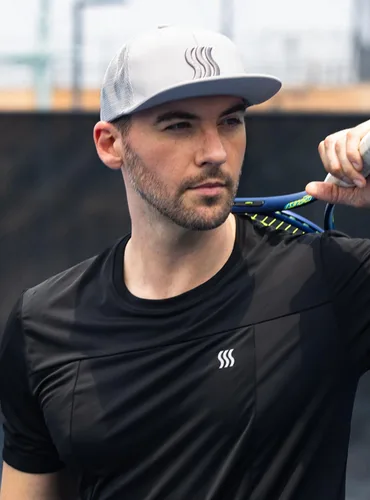 Vista 16 de SAAKA Gorra de rendimiento Snapback para hombres y mujeres. Ajuste ajustable y absorbe el sudor. Ideal para correr, tenis y golf.