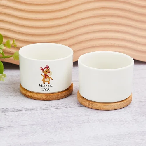 Vista 5 de Maceta de Navidad personalizada con nombre de bebé, macetas divertidas de ciervos de Navidad, maceta de cerámica para suculentas con bandeja