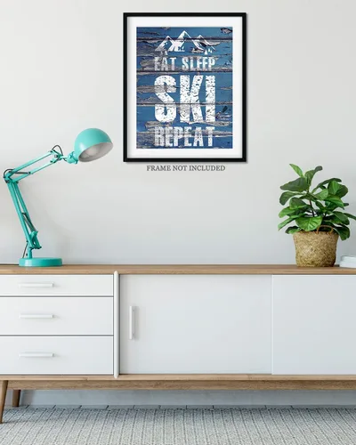 Vista 4 de Eat Sleep Ski Repeat Wall Decor Art Print sobre un fondo de madera azul – 11x14 sin marco con tema de esquí – Gran regalo para familiares y amigos