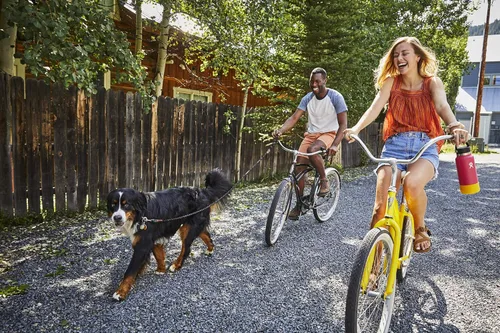 Vista 2 de Hydro Flask Bota flexible de silicona - Mediana, girasol