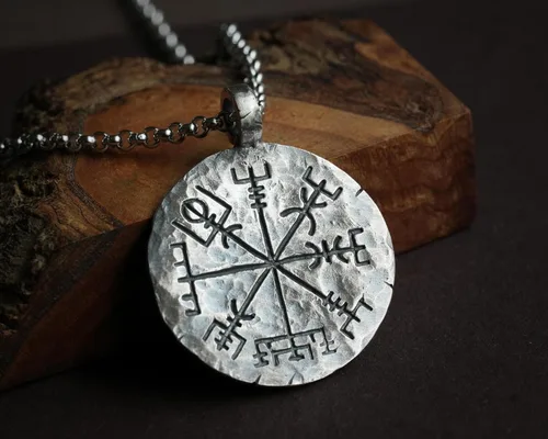 Vista 2 de Baldur Jewelry - Collar de brújula vikinga de plata de ley 925 con colgante Vegvisir Collar de joyería nórdica martillado a mano - Regalos vikingos