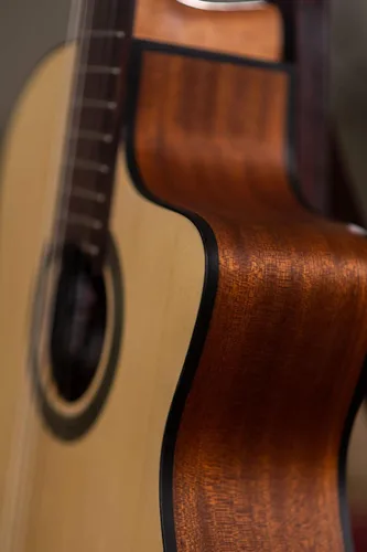 Vista 13 de Cordoba C1M-CE - Guitarra clásica electroacústica con cuerdas de nailon, Serie Protégé, Natural