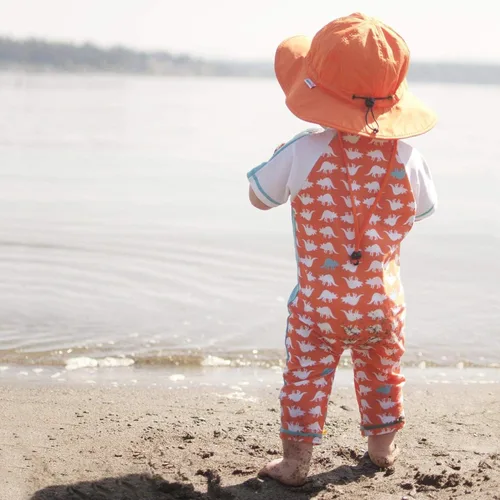 Vista 7 de SwimZip, sombrero unisex para niños, ala ancha, protección solar FPS 50, ajustable.