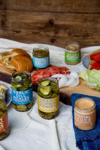 Vista 4 de The People's Provisions - Just The Pickles - Eneldo de ajo, ajo picante, pan y mantequilla y encurtidos dulces y picantes en un paquete de regalo