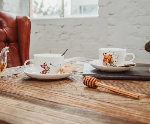 Vista 3 de Winnie The Pooh Disney Bone China Juego de taza de té y platillo de 4 piezas Tea Party con café, expreso, moca