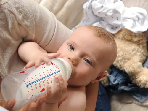 Vista 9 de NUK Disney - Conjunto de chupón y botella de flujo suave para recién nacido, 0+ meses, de Minnie Mouse