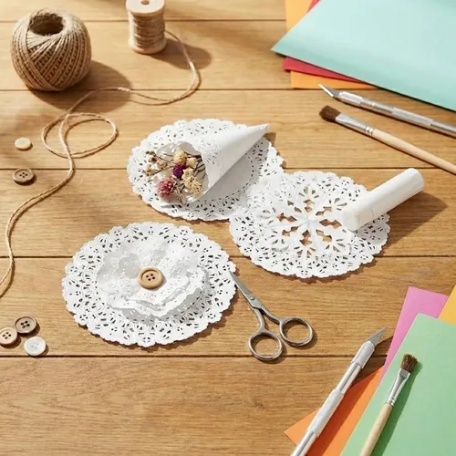 Vista 4 de Tapones redondos de encaje de papel blanco – 5 pulgadas; fabricados en Canadá (100) Disposable, Embossed, Round, For Serving Desserts, Appetizers