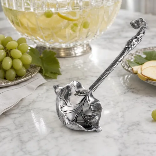 Vista 4 de Arthur Court Cucharón de aluminio con patrón de uva, elegante cucharón de ponche/sopa para entretener, 12 pulgadas de largo