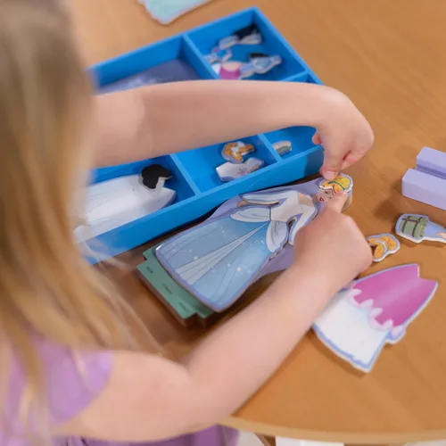 Vista 7 de Melissa & Doug Disney Cenicienta Princesa - Juego de muñecas magnéticas de madera para vestir, 30+ piezas