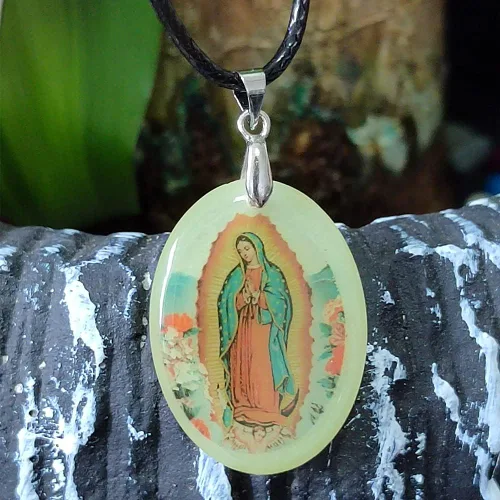Vista 6 de PTGMH Miraculous Jewelry Collar de Virgen María ajustable para mujer Madrina Collar Señora de Guadalupe Colgante Oval Resina Resplandor