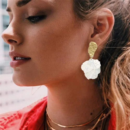 Vista 2 de Just Follow Aretes colgantes de pétalos de rosa blanca para mujeres y niñas, aretes de borla de acrílico largos con diseño floral exagerado