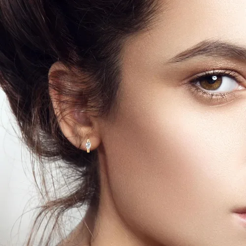 Vista 4 de Aretes de aro de oro para mujer, modernos aretes chapados en oro de 18 quilates, delicados aretes hipoalergénicos, pequeños y ligeros para uso diario