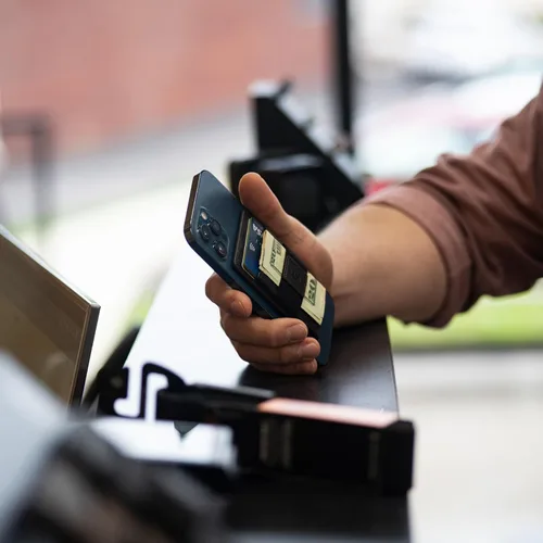 Vista 5 de Groove Life Groove Wallet Go - Soporte para tarjetas de crédito con tecnología de microsucción intercambiable minimalista para hombre con Magsafe