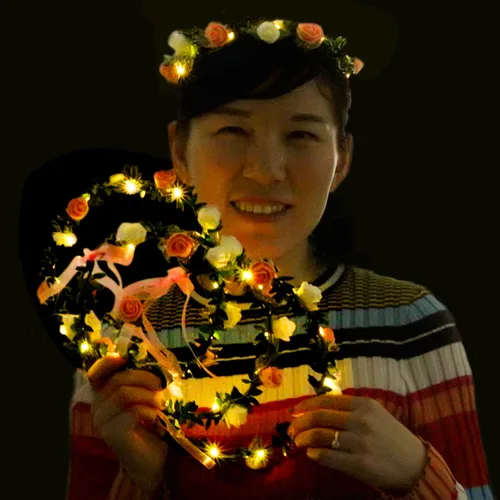 Vista 6 de Novelty Place Paquete de 4 diademas de flores iluminadas, corona de cabeza floral LED para bodas, festivales y fiestas, 4 piezas