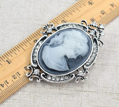 Vista 2 de Gyn&Joy Broche de estilo vintage con diamantes de imitación para dama victoriana