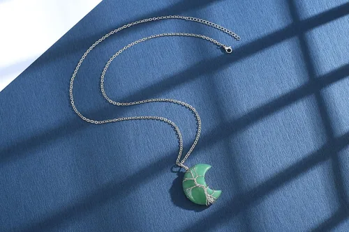 Vista 2 de MAIBAOTA Collar de cristal curativo, collar de luna creciente envuelta en alambre de la vida del árbol, collares con colgante de piedra natural