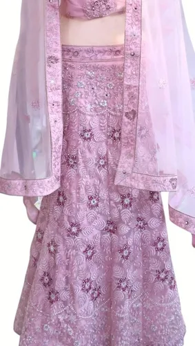 Vista 2 de Lehanga rosa claro y plata con hermosa red Dupatta. El hilo de plata Zari y granate con cristales de Swarovski acentúan la belleza de este regalo