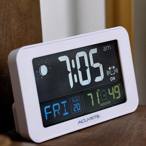 Vista 4 de AcuRite 13040 intelli-time reloj despertador con cargador USB, temperatura interior y humedad.