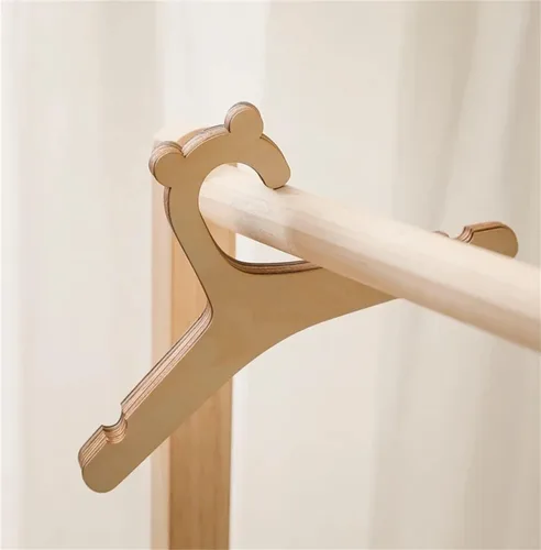 Vista 5 de Percha de madera ecológica para recién nacidos, para ropa de bebé, ganchos de madera para colgar ropa, juego de 20 piezas (9 pulgadas)