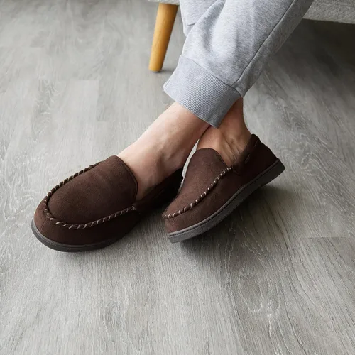 Vista 2 de Dearfoams Men's Keaton Memory Foam Moccasin with Wide Widths Slipper