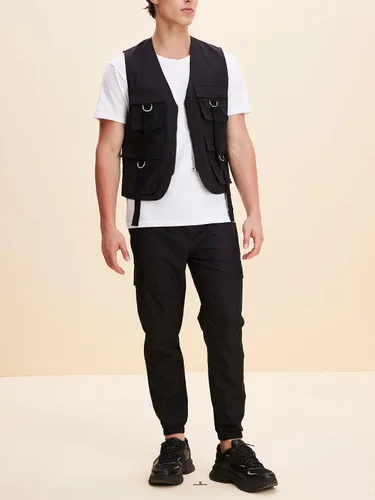 Vista 4 de OYOANGLE Chaleco tipo cargo sin mangas con cuello en V y cremallera para hombre con bolsillos con solapa