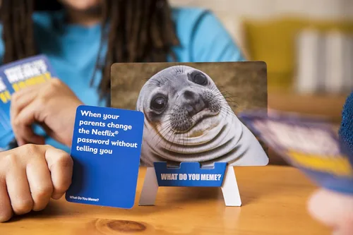 Vista 11 de WHAT DO YOU MEME? Family Edition by Relatable, Now with Refreshed Content - Kids Games 8+, Family Games for Kids and Adults, Includes 300 Caption
