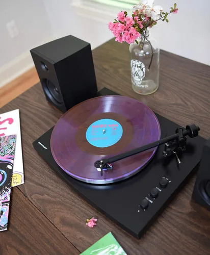 Vista 2 de Crosley T150A-BK - Moderno sistema de tocadiscos Bluetooth de 2 velocidades con brazo de tono ponderado variable y altavoces estéreo, color negro