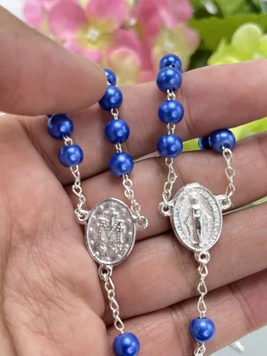 Vista 2 de 24 Perlas de Cristal Azul Real Bautizo Favores Mini Rosarios bañados en plata/recuerdos de bautizo color azul rey en perlas de cristal