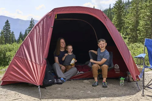 Vista 3 de Sierra Designs Alpenglow - Tienda de campaña para acampar construida con tecnología Twilight para bloquear el 98% de los rayos solares, fácil