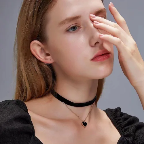 Vista 2 de Kiethleasa Gargantilla de terciopelo negro para mujeres y niñas, conjunto de collar gótico, collar ajustable de encaje, collar de moda con dije