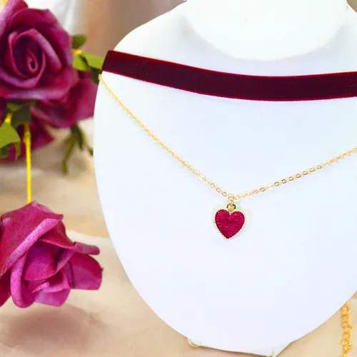 Vista 5 de MOMOCAT - Collar de corazón ajustable rojo gargantilla clásica para mujeres y niñas, gargantilla de terciopelo