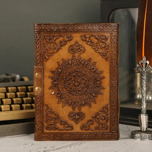 Vista 4 de Book of Shadows - Diario Grimorio – 200 páginas de papel antiguo con borde deckle con triple luna, pentagrama, cubierta de cuero con cierre