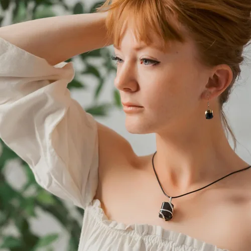 Vista 7 de Collar con colgante de cristal turmalina negro crudo - Protección contra energía negativa, limpiador, alivio natural del estrés, calma la mente