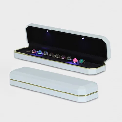 Vista 3 de HSLFUAI Caja larga para collar con luz LED, cajas de exhibición de collar para compromiso de aniversario de boda (blanco)