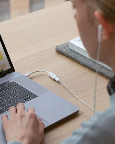 Vista 7 de Anker Adaptador de audio USB-C a Lightning (solo audio, no admite carga) (blanco)