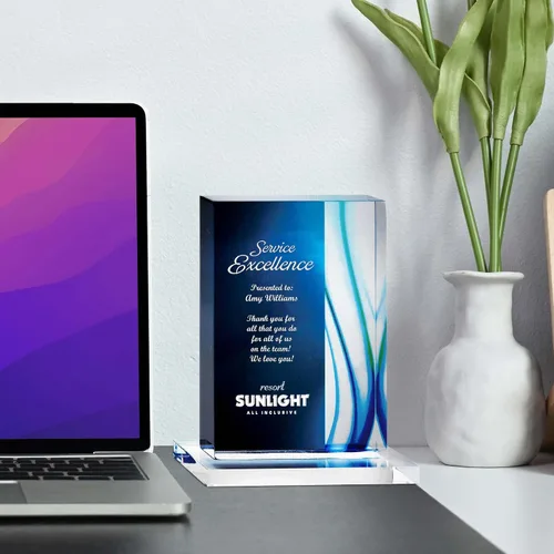 Vista 5 de Trofeo grabado – Acrílico azul – Forma rectangular – Acentos de rayas de colores – Grabado personalizado – Premio para empleados Logotipo