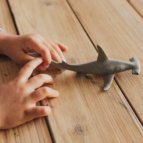 Vista 4 de Safari Ltd. Figura de tiburón Hammerhead – Figura detallada de plástico de 6.5 pulgadas – Divertido juguete educativo para niños, niñas y niños a
