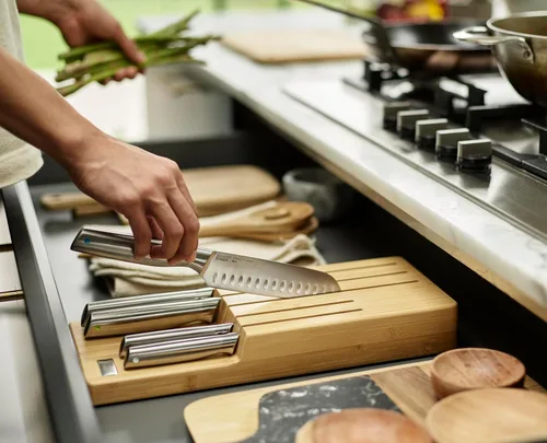 Vista 3 de Joseph Joseph Elevate Kitchen Knives - Juego de cuchillos de acero inoxidable japonés de 5 piezas, en cajón, bandeja organizadora de bloque de bambú