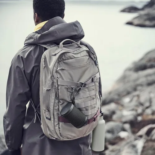 Vista 5 de Bang & Olufsen Beosound Explore - Altavoz Bluetooth inalámbrico portátil para exteriores, IP67 a prueba de polvo e impermeable, antracita Portable