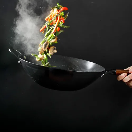 Vista 6 de Babish Wok de acero al carbono con fondo plano y sartén para saltear, 14 pulgadas