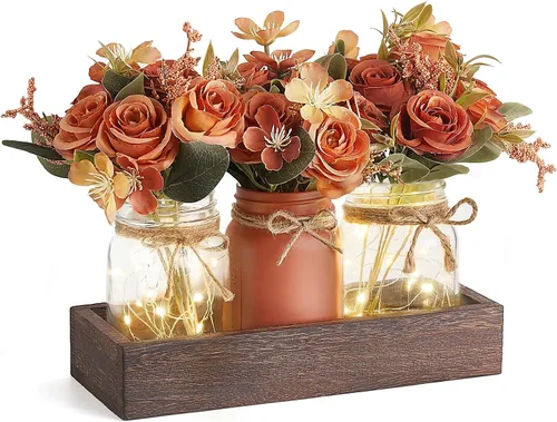 Vista 7 de Mkono Luces de Frasco Mason Centro de Mesa Decoración de Mesa para Comedor Bandeja de Madera Estilo Granja con 3 Frascos Flores Piezas Centrales