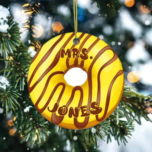 Vista 2 de Cheyan Divertido nombre personalizado en donas Adorno de porcelana de Navidad Decoración del hogar Colgantes de Navidad Donuts Amantes Regalos Árbol