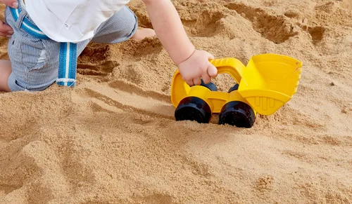Vista 5 de Hape Juguetes de playa y arena Monster Digger Toys, amarillo, L: 9.1, W: 5.1, H: 5.3 pulgadas