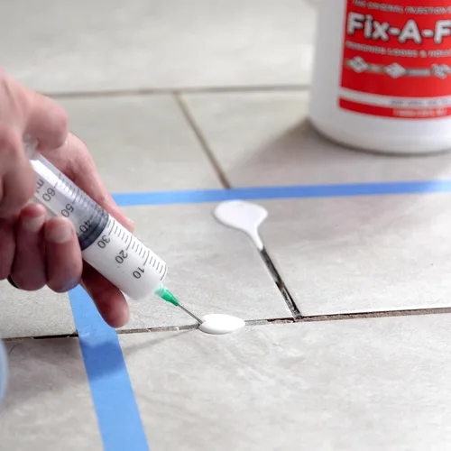 Vista 2 de Adhesivo para reparación de azulejos Fix-A-Floor – Adhesivo de fuerza extra para azulejos, mármol, piedra, madera – Fácil reparación DIY