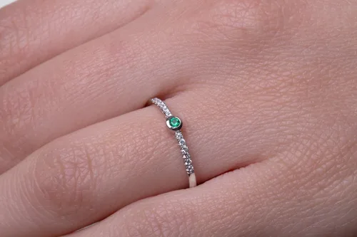 Vista 2 de Elegant Jewel Box - Anillo de esmeralda para mujer en oro macizo de 9k, 14k y 18k, delicado anillo de diamantes, diminuta banda de esmeralda