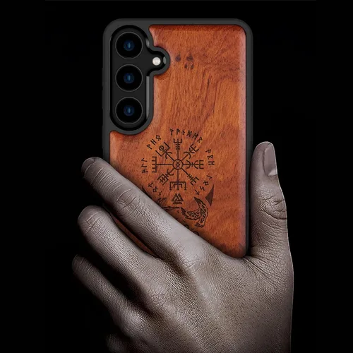 Vista 2 de Carveit Funda de madera para Galaxy S24, brújula vikinga, rosa Viking-Rosy