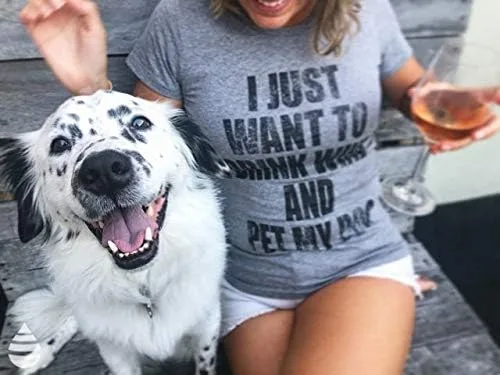Vista 2 de Camiseta para mujer con texto en inglés "I Just Want to Drink Wine and Pet My Dog", divertida camiseta para amantes del cachorro, Vino