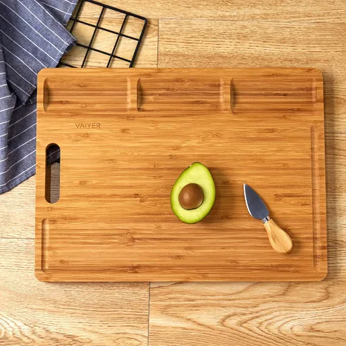 Vista 7 de Vaiyer Tabla de cortar de madera de bambú para cocina, con 3 compartimentos integrados y ranuras para jugos, bloque de carnicero, tabla de cortar
