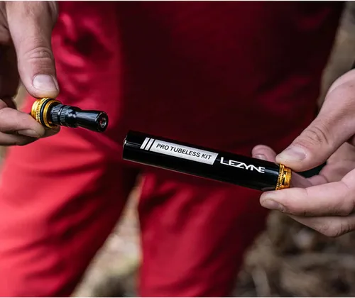 Vista 7 de LEZYNE Kit Pro Tubeless Sistema portátil de reparación de neumáticos de bicicleta todo en uno con cuerpo de aluminio, tapones para neumáticos
