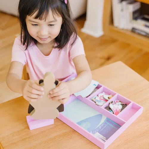 Vista 5 de Melissa & Doug juego de muñeca de madera y disfraz magnético de Cenicienta de Disney (+ de 30 unidades)